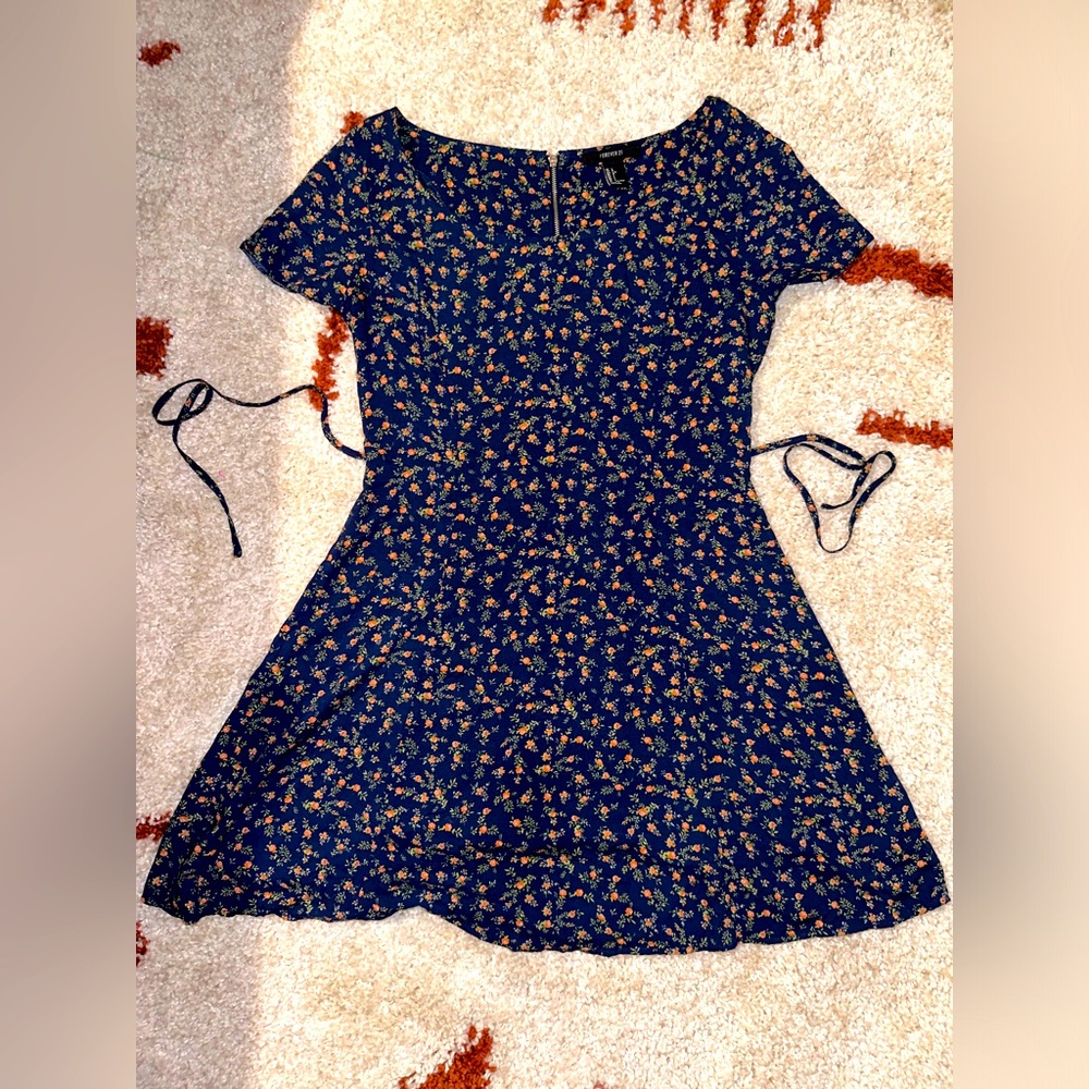 Forever 21 Floral Blue Dress size large flattering tie in back zipper